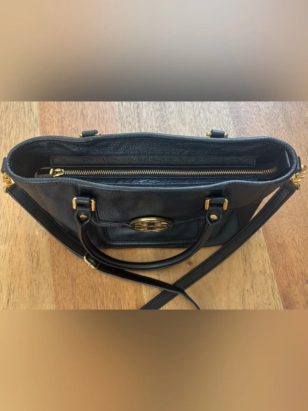 Tory Burch Amanda Medium Tote black pebbled leather detachable strap